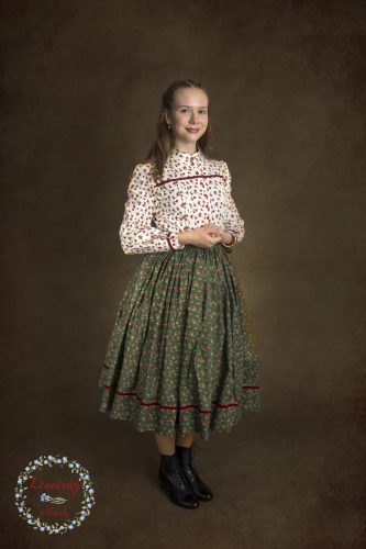 Sötétzöld piros rózsás sima szoknya